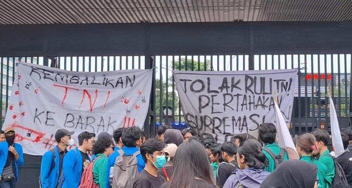 Ratusan Mahasiswa Gelar Demo di DPR RI, Bentangkan Spanduk 'Kembalikan TNI ke Barak'