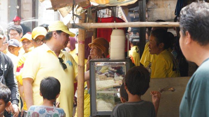 Blusukan ke Cengkareng, Airlangga Pastikan Warga Miskin Terima Bansos