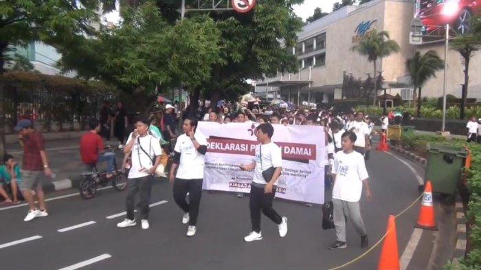 Bawa Spanduk Keliling Bundaran HI, Pemuda Indonesia Center Bagikan Selebaran Ajakan Pemilu Damai