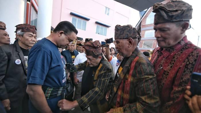 Tiba di Pematang Siantar, Anies Diikatkan Kain Hiou Khas Simalungun