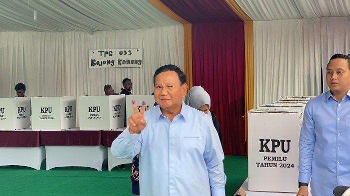 Gaya Prabowo Mencoblos di Hambalang: Becek-becekan Lumpur Hingga Pamer Tinta Biru Dua Jari